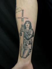 Woman-with-sword-on-forearm