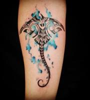Polynesian-stingray-with-watercolor-background