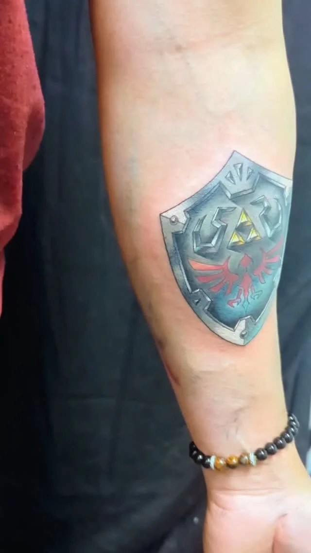 Hylian shield for José! Thank you for the fun change of pace ❤️

.
#coloradotattooshop #coloradotattooartist #tattoo #nerdtattoos #geektattoos #gamingtattoos #gamertattoo #legendofzelda #zeldatattoo #legendofzeldatattoo