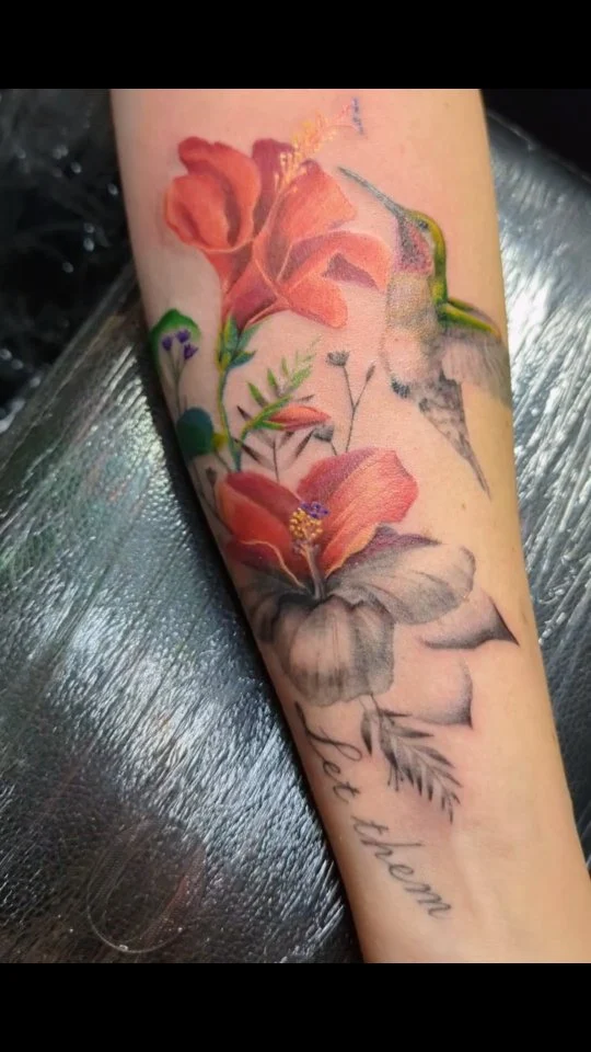 Hummingbird, fading between full color and grayscale as was requested. A tricky one to capture, but really intriguing in person. 

.
#tattoo #colorrealismtattoo #hummingbirdtattoo #coloradotattooartist #coloradotattooers #coloradotattooshop #denvertattooartist #coloradospringstattooshop #coloradospringsbusiness #coloradowomenartists