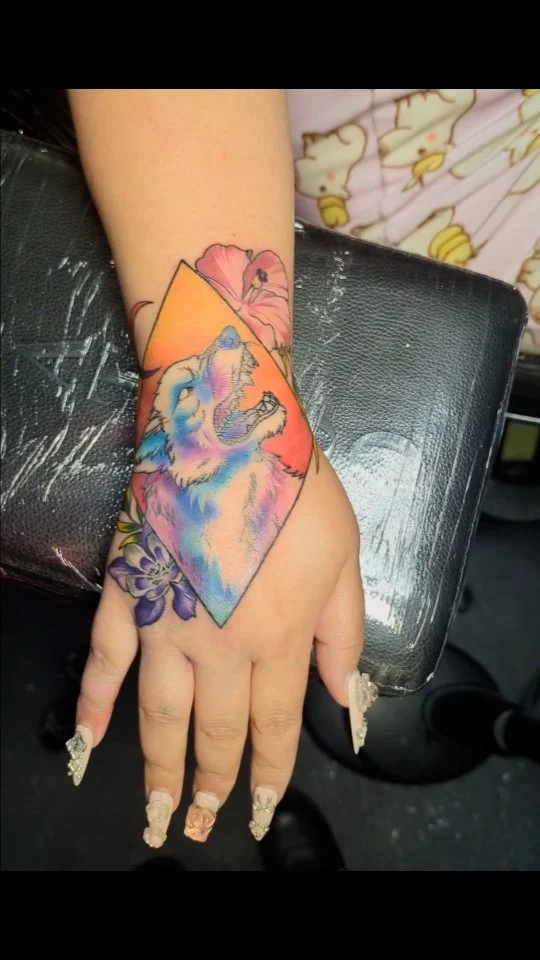 Extremely fun wolf piece on the hand I got to do recently 💯 what a badass she is, sat so still and stone-faced for this

#coloradotattooshop #coloradospringstattooshop #coloradospringstattoo #coloradospringstattooartist #wolftattoo #vaporwavetattoo #vaporwaveaesthetic #tattoo